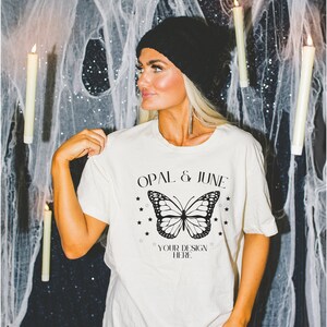 Pode incluir: Uma camiseta branca com um gr&aacute;fico de borboleta preta e o texto "OPAL & JUNE" e "YOUR DESIGN HERE".