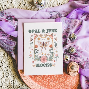 Mockup di biglietto 5x7: mockup di invito di nozze con estetica glamour femminile e atmosfera disco retrò / Foto colorata di biglietto 5x7 con busta e anello