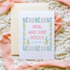 Mockup di biglietti 5x7 / Invito di nozze con estetica floreale con nastro rosa e busta beige, mock di cancelleria con nastro, mock di biglietti A7 in stile