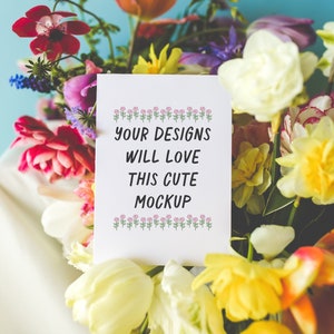 5x7 Cartão Mockup com Buquê: Convite Colorido Mockup | Boho Floral A7 Cartão Mock para Convite de Casamento, Cartões de Aniversário, Casamento Flat Lay