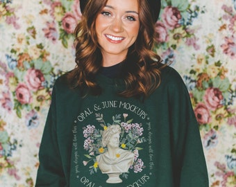 Felpa Gildan 18000 Forest Green con mockup: sfondo floreale (file PNG)