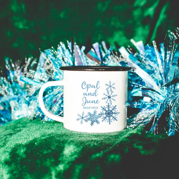 Maquette de tasse de camping pour Noël : photo colorée d'une tasse de camp en émail de 12 oz, maquette colorée et mignonne avec une ambiance pailletée tendance et des guirlandes