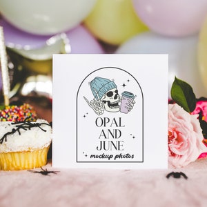 5x5 vierkant kaartmodel voor Halloween-bruiloft of herfstfeest: foto van 5x5 kaart gestileerd met lekkernijen | Spookachtige en kleurrijke pastelgoth-mockup