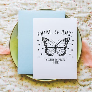 13x18 Karte Mockup | Floral Ästhetische Hochzeitseinladung mit blauem Umschlag und Boho Pink Ribbon, romantischer Frühlingsmock für Grußkarte
