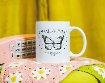Bozza di tazza da caffè da 11 once / Foto stilizzata di tazza bianca vuota da 11 once, bozza colorata con stile floreale alla moda e atmosfera estetica retrò