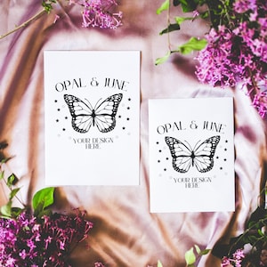 Mockup kaarten van 5 x 7 en 4 x 6: foto van twee kaarten voor huwelijksuitnodiging | Cottagecore bloemenkaartmodel met bloemen, boho-lila model