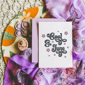 Mockup di biglietto 5x7: mockup di invito di nozze con estetica glamour femminile e atmosfera disco retrò / Foto colorata di biglietto 5x7 con busta e anello