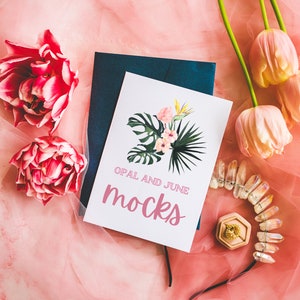 Mockup di biglietto di auguri con colori vivaci: Mockup di invito per matrimonio / Mockup di invito carino, Mockup di biglietto di matrimonio 5x7 con fiori, Mockup di invito