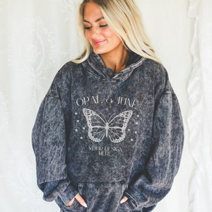 Maqueta de sudadera con capucha negra mineral: Foto de una modelo con sudadera con capucha negra Colortone® 8300 / Maqueta minimalista acogedora, linda maqueta de sudadera con capucha para un estilo de vida agradable