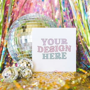 Quadratische Karte Mockup: Gestyltes Foto einer leeren weißen 13x12 Karte | Groovy 70er Jahre Ästhetische Karte Mock von 5x5 Karte, Bunte Ästhetische Karte Invite Mockup