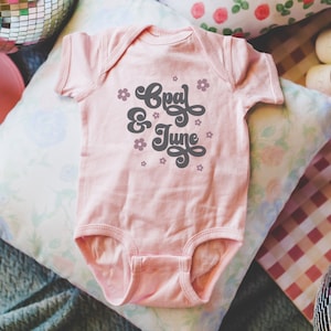 Ballerina Baby Bodysuit Mockup: Foto colorata di Ballerina Rabbit Skins 4424 Infant Fine Jersey Bodysuit / Simpatico Flatlay Disco Groovy Mock