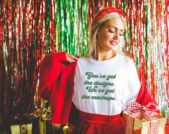Mockup de camisa branca para o Natal: foto colorida de modelo vestindo camiseta branca Gildan 5000 grande | Mockup de modelo estilo boho com enfeites de Natal