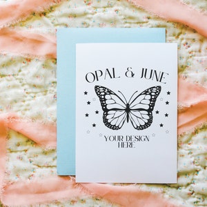 5x7 Kartenmockup: Foto von A7 Karte | Floral ästhetische Hochzeit einladen gestaltet mit blauen Umschlag und Boho Pink Ribbon, romantische Sommer Mockup