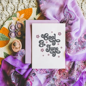 Mockup di biglietto 5x7: mockup di invito di nozze con estetica viola girly glamour e boho / foto colorata di biglietto 5x7 con busta e anello