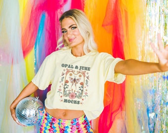 Jolie maquette de t-shirt beurre : photo du mannequin portant le t-shirt Butter Comfort Colors® 1717 | Maquette amusante et créative avec une esthétique girly glam