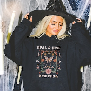 Maqueta de sudadera negra con capucha para Halloween: Foto colorida de una modelo con sudadera negra con capucha Gildan 18500 / Maqueta de otoño con un aire de bruja espeluznante