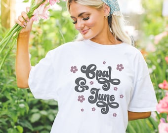 Maquete de camisa branca: foto colorida de modelo vestindo camiseta Gildan 5000 enquanto segura flores, maquete de estilo de vida aconchegante e fofo no jardim