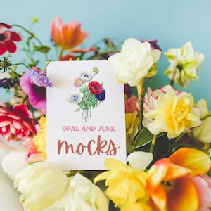 5x7 Convite de Casamento Mockup com Flores: Mockup de Convite Colorido | Mockup de Cartão 5x7 Elegante para Convite de Casamento, Cartões de Aniversário, Cartão Bonito
