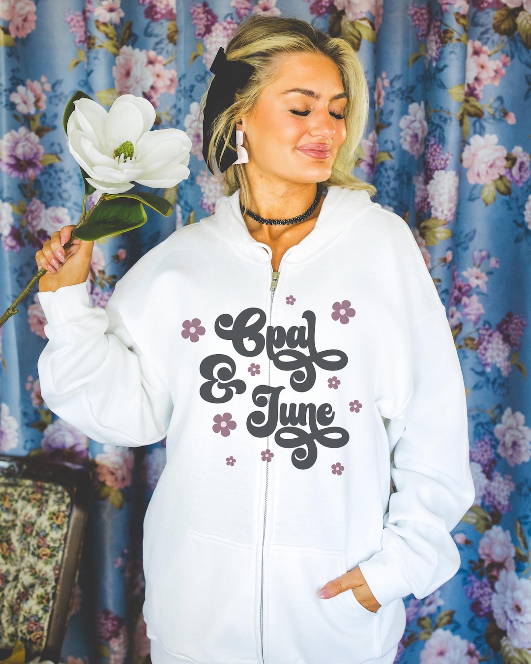 ホワイトジップパーカーモックアップ：白い18600フード付きスウェット