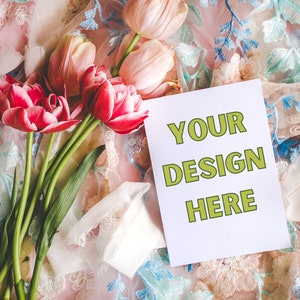 Mockup de convite de casamento maximalista: convite de casamento fofo 5x7 | Flat Lay estilizado com renda e flores, mockup de convite de casamento Flatlay