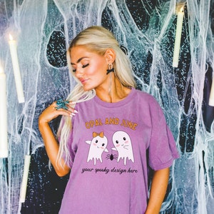 Berry Shirt Mockup voor Halloween met hangende kaarsen en griezelige vibes: foto van model met Berry Comfort Colors® 1717 T-shirt, herfstmodel
