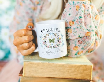 Simpatico mockup di tazza da 11 once: foto colorata di una modella che tiene in mano una tazza da caffè bianca da 11 once, simpatico mockup in stile Boho Western, mockup di tazza dallo stile di vita accogliente