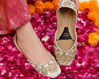 アイボリーのブライダル・クッサ・ジュッティ：手作りのベルベット製ウェディングシューズ - USサイズ