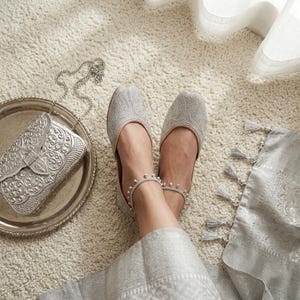 手作りのシルバーティラワークのクッサス：パキスタンのウェディングシューズ