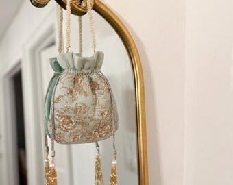 Bolso Potli nupcial color menta con bordado Zardosi: Bolso de noche para bodas indias
