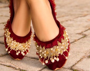Handmade Bridal Velvet Khussa: Maroon Zardozi Pearl Punjabi Jutti