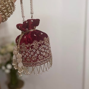 Dunkelrotes Braut Potli Tasche | Braut Beutel Armband Handtasche | Brautpotli | Abendtasche| Tasche aus Leder | Geschenk für sie | Rotes Brautpaar