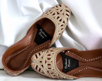 Tapisserie Tilla | Tilla en or fait main et travail de coupe Khussas/Juttis | Jutti punjabi | Chaussures de mariage pour femmes | Sans lacets pour femmes | Cadeau pour elle