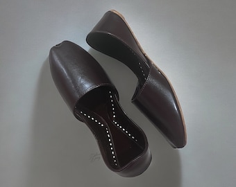 Handgemaakte donkerbruine leren loafers: Pakistaanse khussajutti voor heren