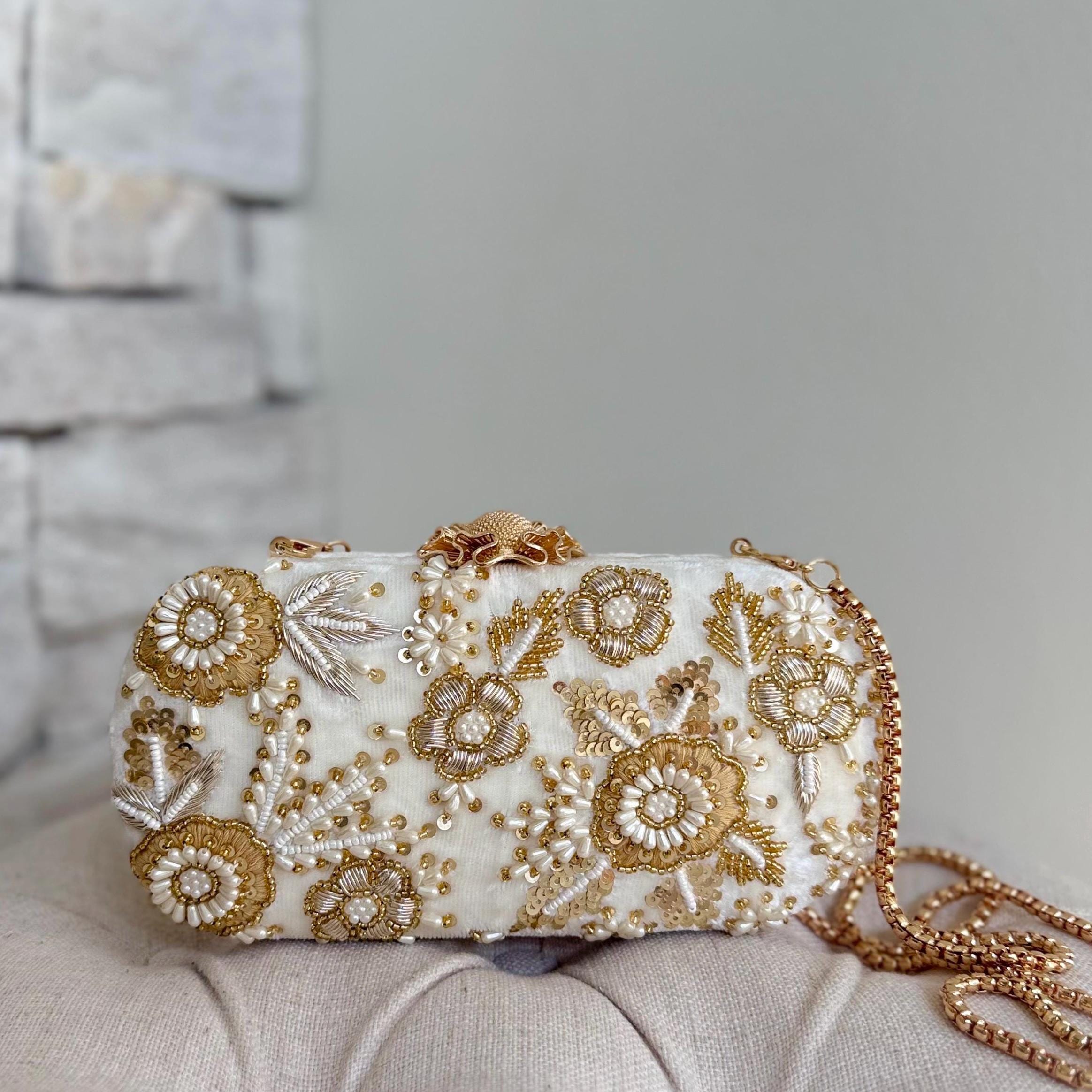 ハンドメイドのアイボリービーズとザルドジ刺繍のクラッチバッグ
