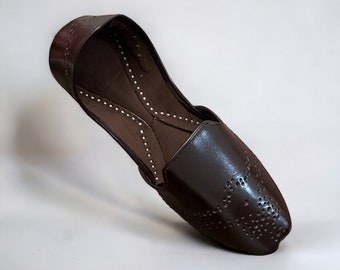 Handgemaakte donkerbruine opengewerkte loafers: Pakistaanse khussa-sandaal voor heren