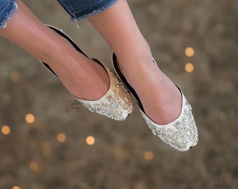 Handgefertigte Silber Braut Juttis: Zardozi & Pailletten Braut Schuhe