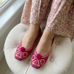 Handmade Fuchsia Khussa Jutti: Embroidered Indian Flat Shoes