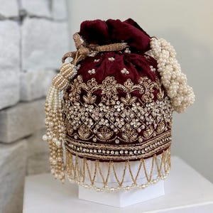 Głęboko czerwona bordowa aksamitna torba ślubna Potli: indyjska torebka ślubna