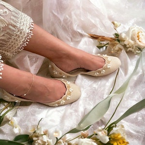 Khussa nuptiale de perles : jutti pakistanais en velours beige fait main