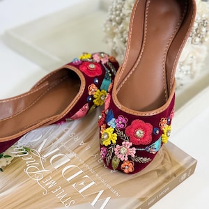 Multicolor bestickte Khussa Jutti: Handgemachte indische Hochzeitsschuhe / Festschuhe