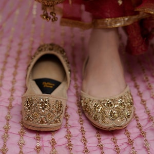 Handmade Bridal Khussa: Gold Embroidered Wedding Jutti