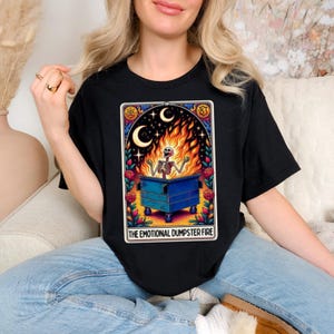 Camiseta de Tarô Dumpster Fire Carta de Tarô Engraçada Camiseta Witchy Vibes Camiseta de Carta de Tarô Esqueleto Presente para Amantes de Tarô Tudo é Fino Presente para Amigos Divertidos