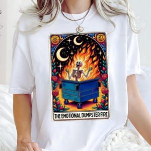 Camiseta con carta del tarot Dumpster Fire, divertida camiseta con vibraciones de brujas y carta del tarot, camiseta con esqueleto del tarot, regalo para amantes del tarot, regalo divertido para amigos y todo está bien