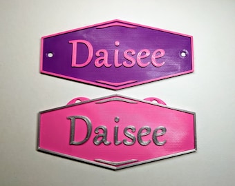 Placa identificativa para puesto - Hexagonal - Para atornillar o colgar - Multicolor - Una o dos líneas - Logotipo
