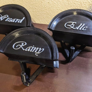 Soporte para bridas colgante personalizado estilo T - Personalizado en 2 colores - Portátil - Se cuelga entre barras en puertas o paredes de establos
