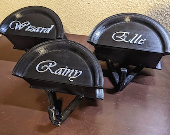 Soporte colgante personalizado estilo T para bridas - 2 colores - Portátil - Se cuelga entre barrotes en puertas de establos o paredes