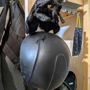 Soporte para casco y guantes - Montaje en pared - Ventilación de guantes
