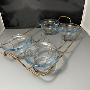 Glas Fire King Puddingschüsseln mit Metallständer / 4 vintage Fire King Puddingschüsseln mit Metallständer.