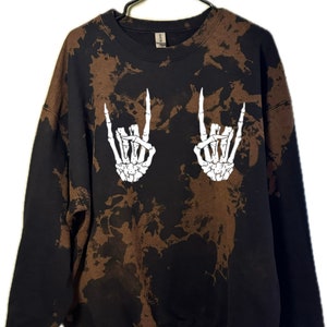 Sweat-shirt à main squelettique délavé à l&#39;acide, sweatshirt rock, chemise rock, chemise rocker, sweatshirt tête de mort, pull d&#39;Halloween, squelette
