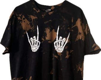 Camiseta rockera con manos de esqueleto lavadas con ácido - Camiseta de concierto blanqueada